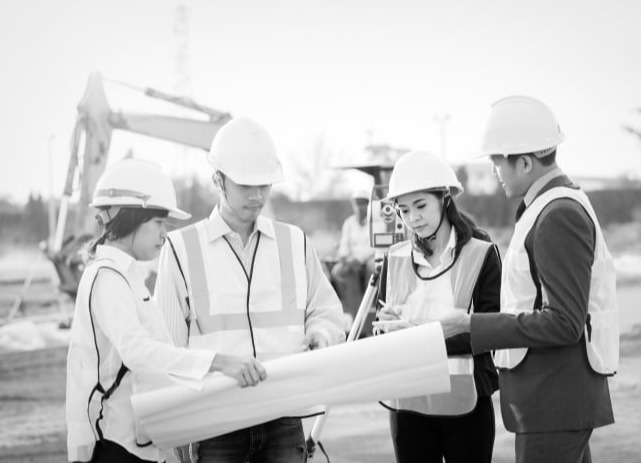 Tecnici che consultano gli elaborati di progetto in cantiere